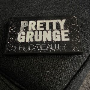 HUDA BEAUTY Pretty Grunge Palette - Black and White